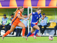 Ally Sentnor of the United States and Leah Klenke of the Netherlands fight for the ball during the FIFA U-20 Women's World Cup Colombia 2024...