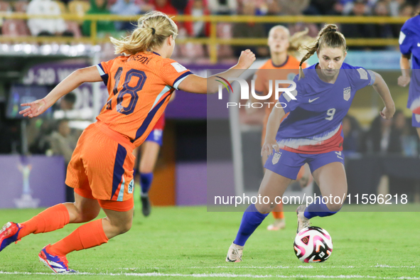 Ally Sentnor of the United States and Nayomi Buikema of the Netherlands fight for the ball during the FIFA U-20 Women's World Cup third-plac...