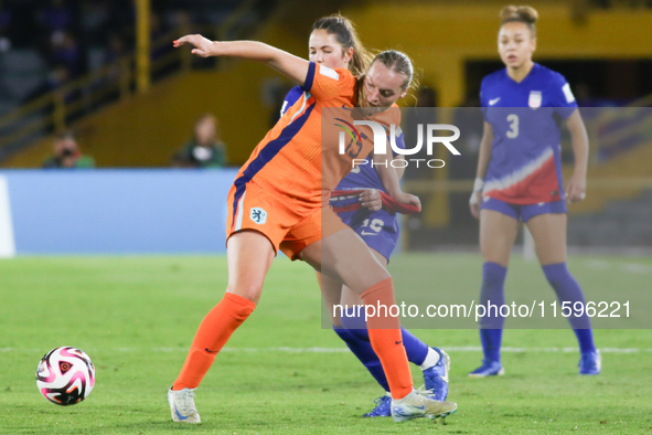 Riley Jackson of the United States and Jet van Beijeren of the Netherlands fight for the ball during the FIFA U-20 Women's World Cup Colombi...