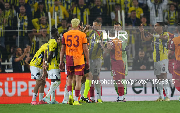 Edin Dzeko of Fenerbahce  gestures during the Turkey Süper Ligue Round 5 between Fenerbahçe SK vs Galatasaray S.K., on September 21, 2024. 