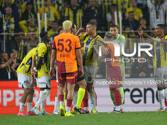 Edin Dzeko of Fenerbahce  gestures during the Turkey Süper Ligue Round 5 between Fenerbahçe SK vs Galatasaray S.K., on September 21, 2024. (