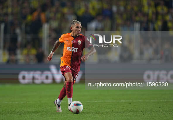 Lucas Torreira of Galatasaray  controls the ball during the Turkey Süper Ligue Round 5 between Fenerbahçe SK vs Galatasaray S.K., on Septemb...