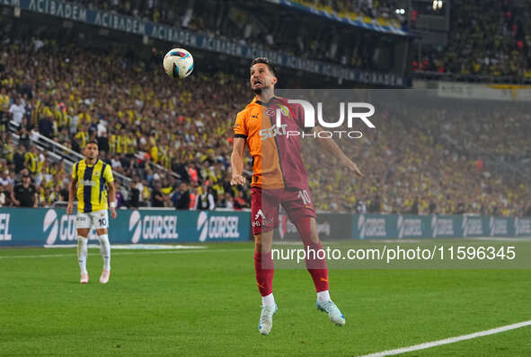 Dries Mertens of Galatasaray  controls the ball during the Turkey Süper Ligue Round 5 between Fenerbahçe SK vs Galatasaray S.K., on Septembe...