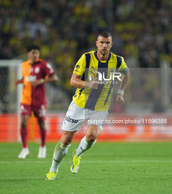 Edin Dzeko of Fenerbahce  looks on during the Turkey Süper Ligue Round 5 between Fenerbahçe SK vs Galatasaray S.K., on September 21, 2024. 