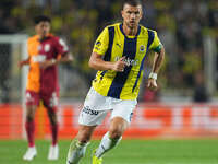 Edin Dzeko of Fenerbahce  looks on during the Turkey Süper Ligue Round 5 between Fenerbahçe SK vs Galatasaray S.K., on September 21, 2024. (