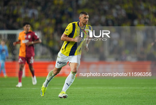 Edin Dzeko of Fenerbahce  looks on during the Turkey Süper Ligue Round 5 between Fenerbahçe SK vs Galatasaray S.K., on September 21, 2024. 