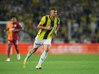 Edin Dzeko of Fenerbahce  looks on during the Turkey Süper Ligue Round 5 between Fenerbahçe SK vs Galatasaray S.K., on September 21, 2024. (