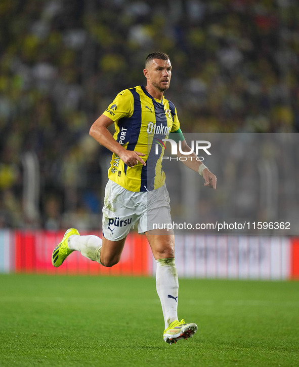 Edin Dzeko of Fenerbahce  looks on during the Turkey Süper Ligue Round 5 between Fenerbahçe SK vs Galatasaray S.K., on September 21, 2024. 