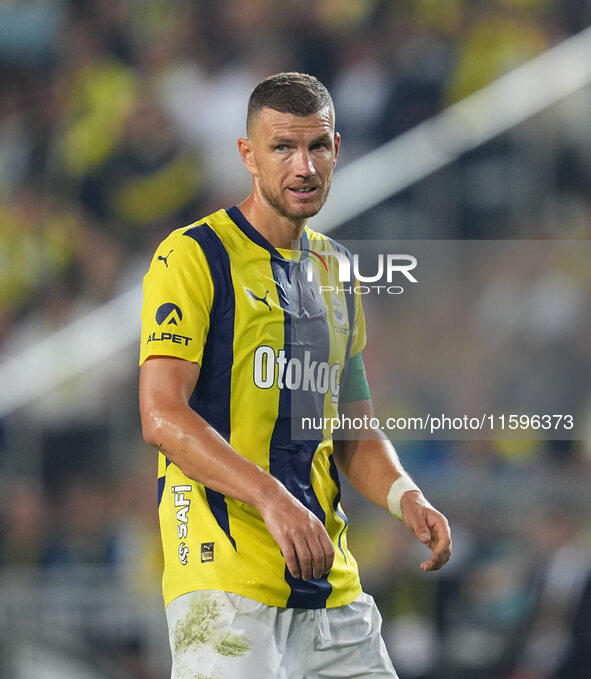 Edin Dzeko of Fenerbahce  looks on during the Turkey Süper Ligue Round 5 between Fenerbahçe SK vs Galatasaray S.K., on September 21, 2024. 