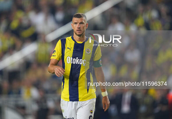 Edin Dzeko of Fenerbahce  looks on during the Turkey Süper Ligue Round 5 between Fenerbahçe SK vs Galatasaray S.K., on September 21, 2024. 