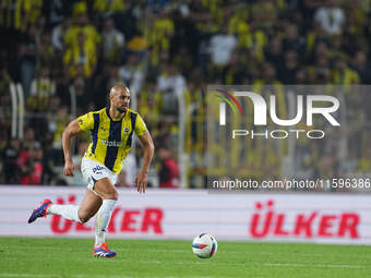 Sofyan Amrabat of Fenerbahce  controls the ball during the Turkey Süper Ligue Round 5 between Fenerbahçe SK vs Galatasaray S.K., on Septembe...