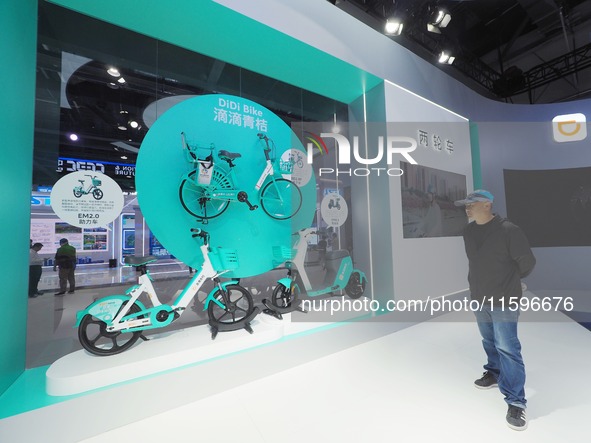 Visitors visit a ''Didi Qingjiu shared electric bike'' at the 16th International Transportation Technology and Equipment Exhibition in Beiji...