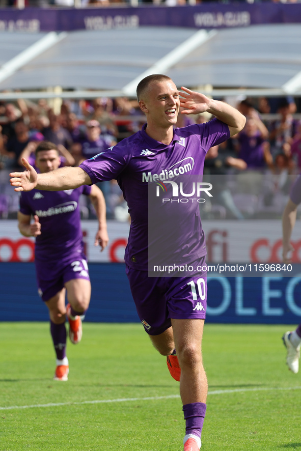 Albert Gudmundsson of ACF Fiorentina celebrates after scoring his team's goal during the Italian Serie A football match between ACF Fiorenti...