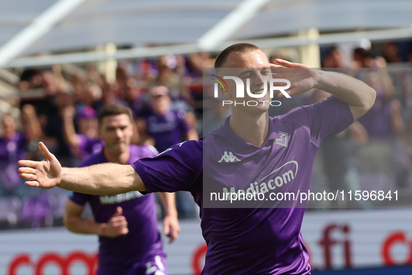 Albert Gudmundsson of ACF Fiorentina celebrates after scoring his team's goal during the Italian Serie A football match between ACF Fiorenti...