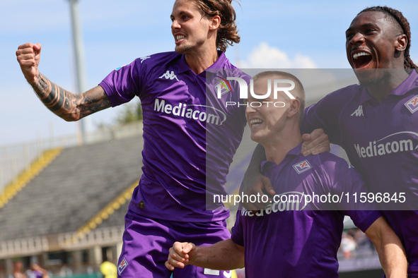 Albert Gudmundsson of ACF Fiorentina celebrates after scoring his team's goal during the Italian Serie A football match between ACF Fiorenti...