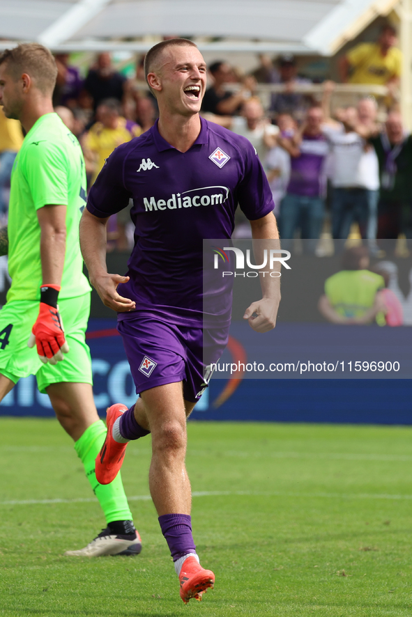 Albert Gudmundsson of ACF Fiorentina celebrates after scoring his team's goal during the Italian Serie A football match between ACF Fiorenti...