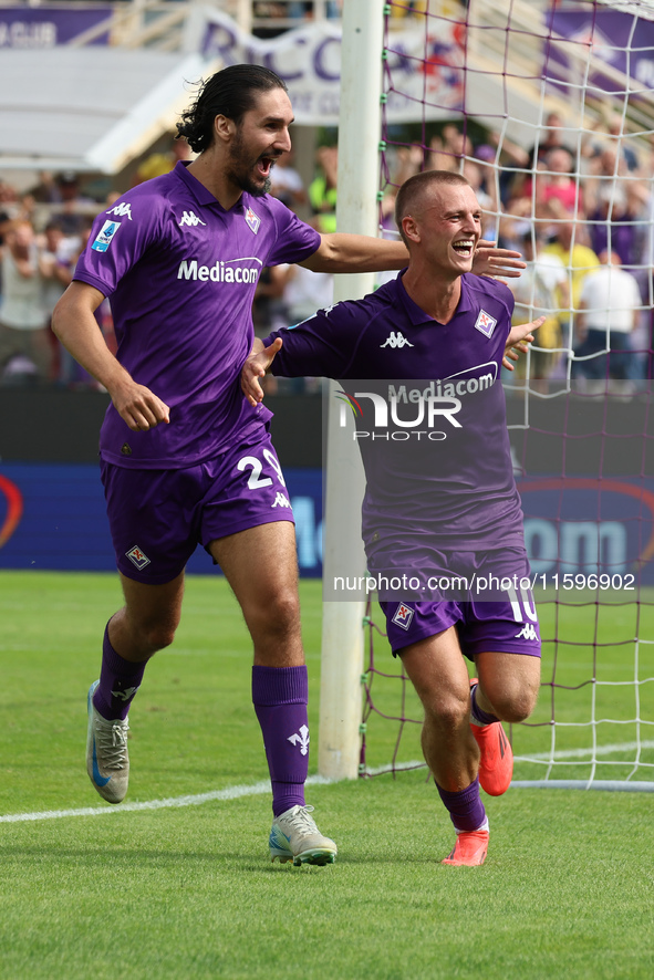 Albert Gudmundsson of ACF Fiorentina celebrates with teammates after scoring  goal during the Italian Serie A football match between ACF Fio...