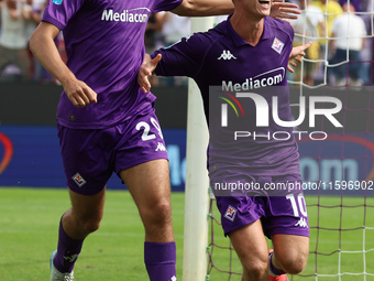 Albert Gudmundsson of ACF Fiorentina celebrates with teammates after scoring  goal during the Italian Serie A football match between ACF Fio...