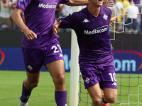 Albert Gudmundsson of ACF Fiorentina celebrates with teammates after scoring  goal during the Italian Serie A football match between ACF Fio...