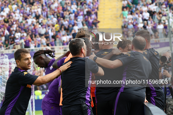 Albert Gudmundsson of ACF Fiorentina celebrates with teammates after scoring  goal during the Italian Serie A football match between ACF Fio...