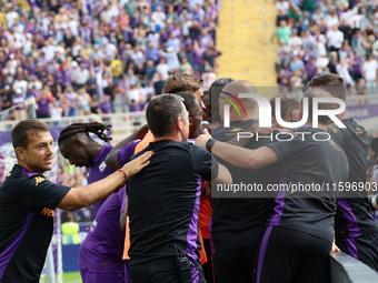 Albert Gudmundsson of ACF Fiorentina celebrates with teammates after scoring  goal during the Italian Serie A football match between ACF Fio...