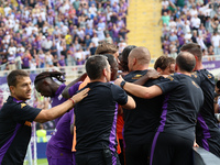 Albert Gudmundsson of ACF Fiorentina celebrates with teammates after scoring  goal during the Italian Serie A football match between ACF Fio...