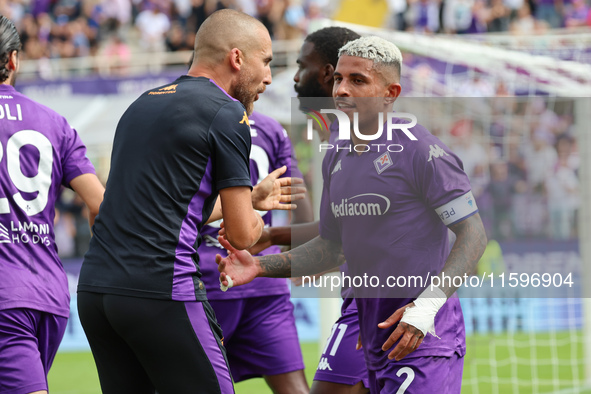 Albert Gudmundsson of ACF Fiorentina celebrates with teammates after scoring  goal during the Italian Serie A football match between ACF Fio...