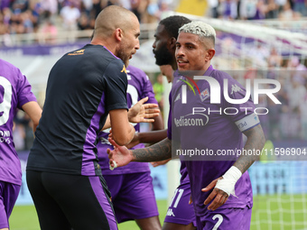 Albert Gudmundsson of ACF Fiorentina celebrates with teammates after scoring  goal during the Italian Serie A football match between ACF Fio...