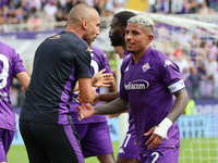 Albert Gudmundsson of ACF Fiorentina celebrates with teammates after scoring  goal during the Italian Serie A football match between ACF Fio...