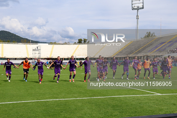 ACF Fiorentina players greet the curve of its fans after the victory between the Italian Serie A football match between ACF Fiorentina and S...