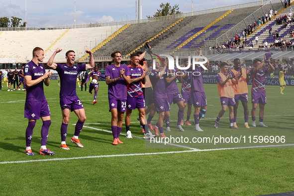 ACF Fiorentina players greet the curve of its fans after the victory between the Italian Serie A football match between ACF Fiorentina and S...