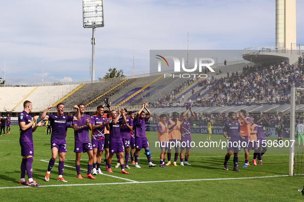 ACF Fiorentina players greet the curve of its fans after the victory between the Italian Serie A football match between ACF Fiorentina and S...