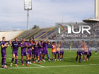 ACF Fiorentina players greet the curve of its fans after the victory between the Italian Serie A football match between ACF Fiorentina and S...