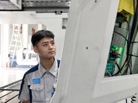 An employee debuts a CNC machine tool at an intelligent equipment company in Zaozhuang, China, on September 21, 2024. (