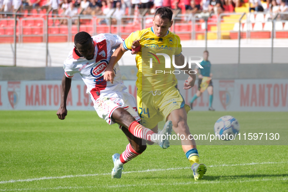 Davis Mensah of Mantova 1911 contrasts with Lorenzo Carissoni of AS Cittadella 1973 during the Italian Serie B soccer championship match bet...