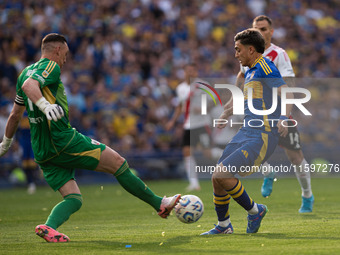 Franco Armani of River Plate and Exequiel Zeballos of Boca Juniors battle for the ball during an Argentine soccer league match at La Bombone...