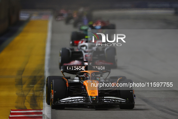 Oscar Piastri of Australia drives the McLaren Formula 1 Team MCL39 during the F1 Grand Prix of Singapore at Marina Bay Street Circuit in Sin...