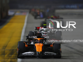 Oscar Piastri of Australia drives the McLaren Formula 1 Team MCL39 during the F1 Grand Prix of Singapore at Marina Bay Street Circuit in Sin...