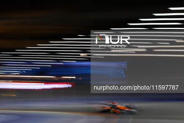 Oscar Piastri of Australia drives the McLaren Formula 1 Team MCL39 during the F1 Grand Prix of Singapore at Marina Bay Street Circuit in Sin...