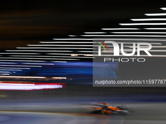 Oscar Piastri of Australia drives the McLaren Formula 1 Team MCL39 during the F1 Grand Prix of Singapore at Marina Bay Street Circuit in Sin...