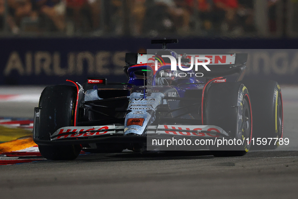 Daniel Ricciardo of Australia drives the Visa Cash App RB F1 Team VCARB 01 during the F1 Grand Prix of Singapore at Marina Bay Street Circui...