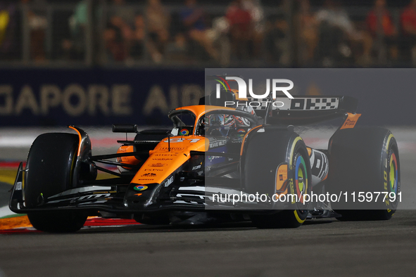 Oscar Piastri of Australia drives the McLaren Formula 1 Team MCL39 during the F1 Grand Prix of Singapore at Marina Bay Street Circuit in Sin...