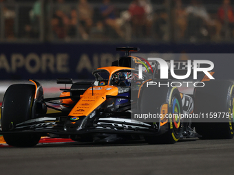 Oscar Piastri of Australia drives the McLaren Formula 1 Team MCL39 during the F1 Grand Prix of Singapore at Marina Bay Street Circuit in Sin...