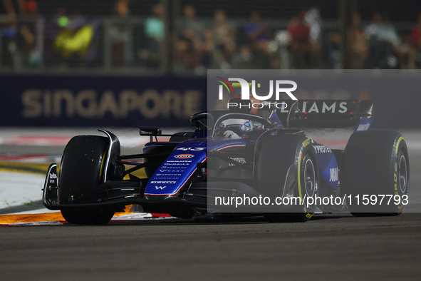 Franco Colapinto of Argentina drives the Williams Racing FW47 during the F1 Grand Prix of Singapore at Marina Bay Street Circuit in Singapor...