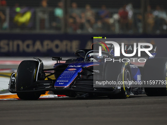 Franco Colapinto of Argentina drives the Williams Racing FW47 during the F1 Grand Prix of Singapore at Marina Bay Street Circuit in Singapor...