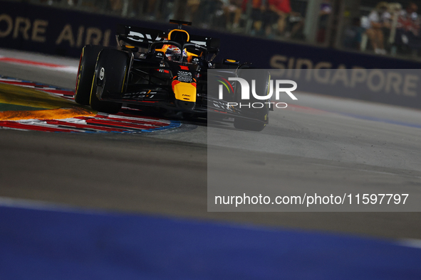 Max Verstappen of the Netherlands drives the Red Bull Racing-Honda RBPT RB20 during the F1 Grand Prix of Singapore at Marina Bay Street Circ...