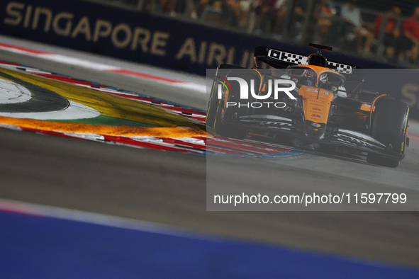 Oscar Piastri of Australia drives the McLaren Formula 1 Team MCL39 during the F1 Grand Prix of Singapore at Marina Bay Street Circuit in Sin...