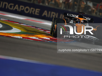 Oscar Piastri of Australia drives the McLaren Formula 1 Team MCL39 during the F1 Grand Prix of Singapore at Marina Bay Street Circuit in Sin...