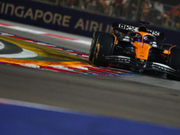 Oscar Piastri of Australia drives the McLaren Formula 1 Team MCL39 during the F1 Grand Prix of Singapore at Marina Bay Street Circuit in Sin...