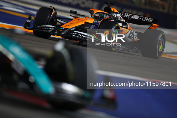 Oscar Piastri of Australia drives the McLaren Formula 1 Team MCL39 during the F1 Grand Prix of Singapore at Marina Bay Street Circuit in Sin...